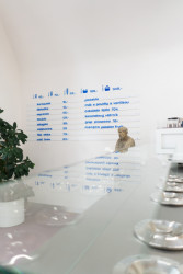 Interiér zmrzlinárny v Brně od architektky Barbory Kudelové