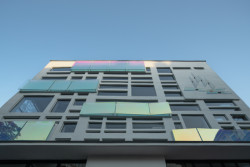 Zdánlivá přítomnost, realizace na fasádě v Pelantova schodiště v Muzeu skla a bižuterie v Jablonci nad Nisou