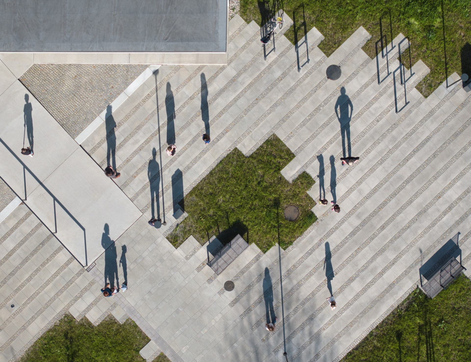 Venkovní prostranství navrhli architekti tak, aby bylo "důstojným vstupem" do budovy. (Městská knihovna v Rožnově pod Radhoštěm, ČTYŘSTĚN)