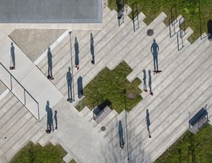 Venkovní prostranství navrhli architekti tak, aby bylo "důstojným vstupem" do budovy. (Městská knihovna v Rožnově pod Radhoštěm, ČTYŘSTĚN)