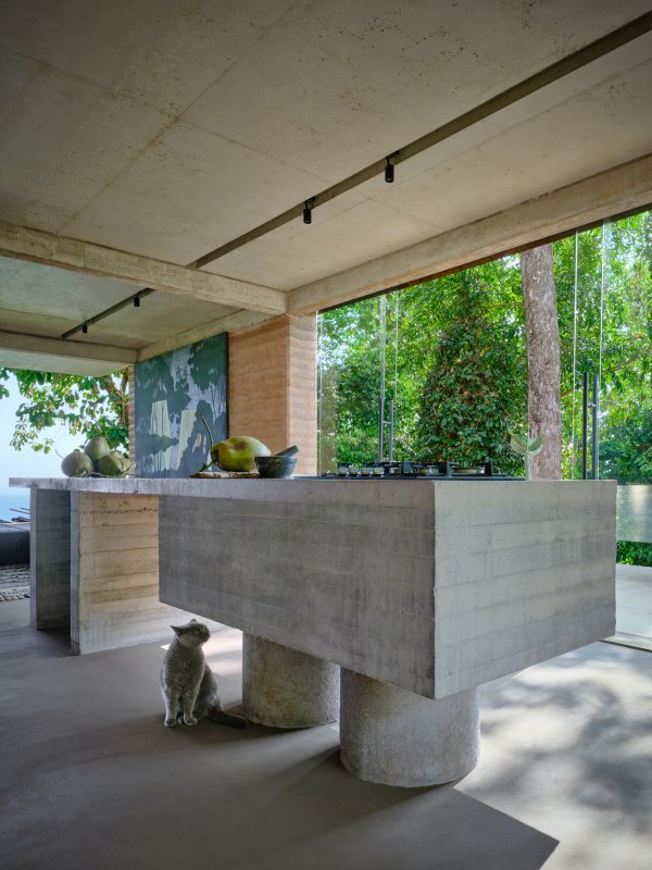 Betonový varný ostrůvek, dlouhý 4 metry. ((Studio House na Kostarice, Formafatal))