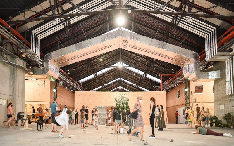 Každý umělec má vlastní "dřevěný box" sloužící jako ateliér, sklad či kancelář. (ATELIER BRÜCKNER, Wagenhallen ve Stuttgartu)