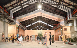 Každý umělec má vlastní "dřevěný box" sloužící jako ateliér, sklad či kancelář. (ATELIER BRÜCKNER, Wagenhallen ve Stuttgartu)