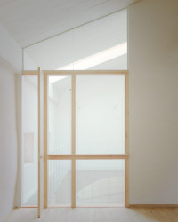 Španělské studio Ateinza Maure Arquitectos zrekonstruovalo starou stavbu ve Španělsku. Kamenný objekt nově slouží jako prázdninový dům