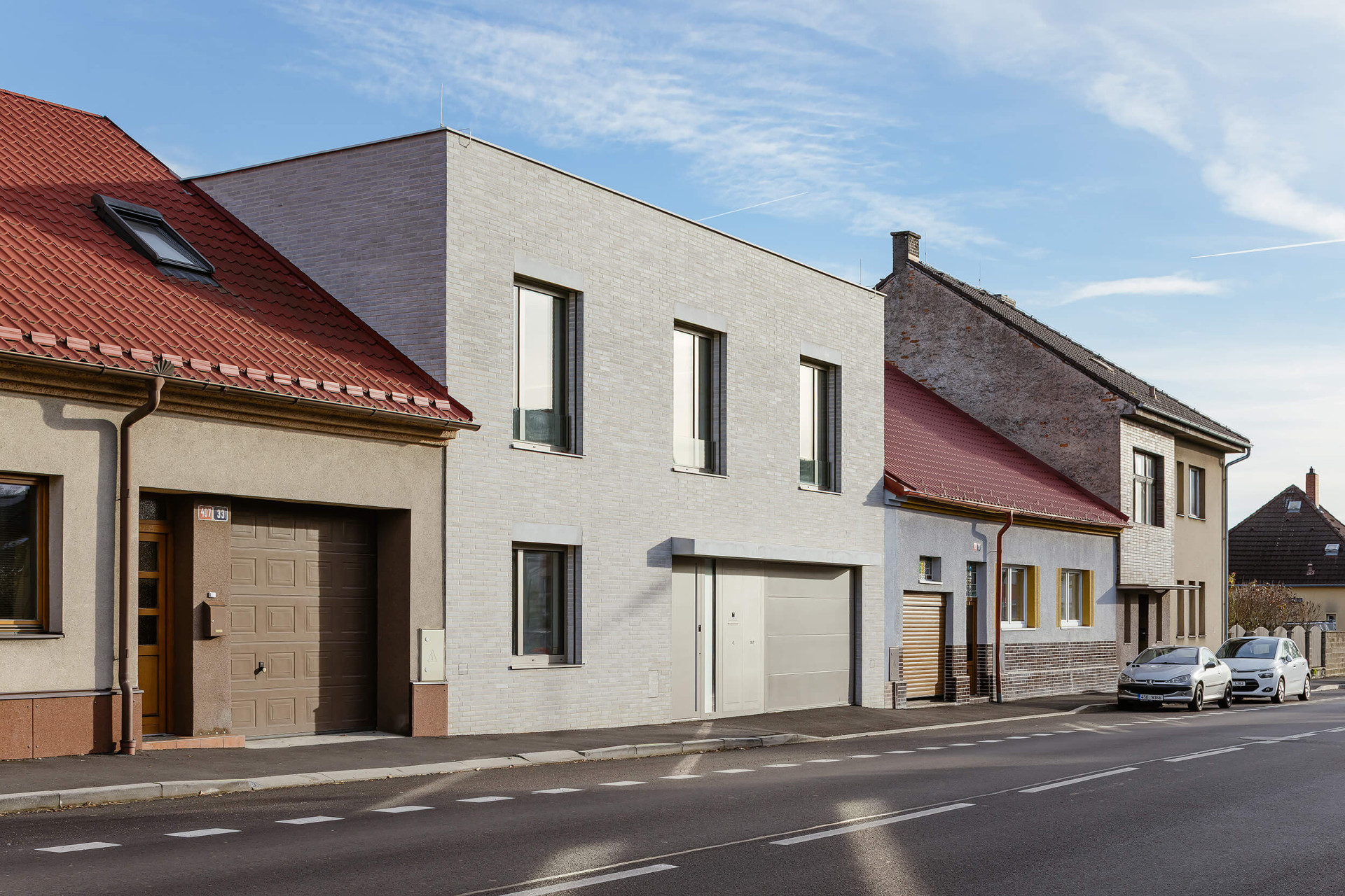 Dům stojí v proluce ve starší zástavbě. (RD v Benešově; Ateliér VAS)