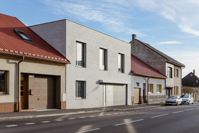 Dům stojí v proluce ve starší zástavbě. (RD v Benešově; Ateliér VAS)