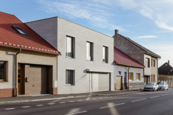 Dům stojí v proluce ve starší zástavbě. (RD v Benešově; Ateliér VAS)