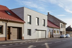 Dům stojí v proluce ve starší zástavbě. (RD v Benešově; Ateliér VAS)
