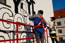 Nový murál v Holešovicích od Nitzan Mintz a Dede Bandaid