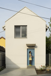 Vstupní prostory se zásadně liší od sousedních domů. Není tu žádné oplocení a dům je "otevřený" do ulice. (Úzký patrový dům v Žilině, architektonické studio treea - architekt Peter Kasman.)