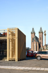 V Hradci Králové si připomínají 800 let od první zmínky o městě. Při té příležitosti vznikla kolem studny na náměstí dřevěná umělecká instalace.