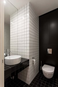Pohled na WC (Rekonstrukce bytu v Praze-Libni; Matika Architecture)