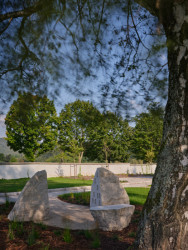 Sdílení bolesti, duchovní a psychologická pomoc, ale také možnost se s miminkem rozloučit jsou nezbytné v procesu vyrovnání se s touto událostí. (Poslední místo, mjölk architekti)