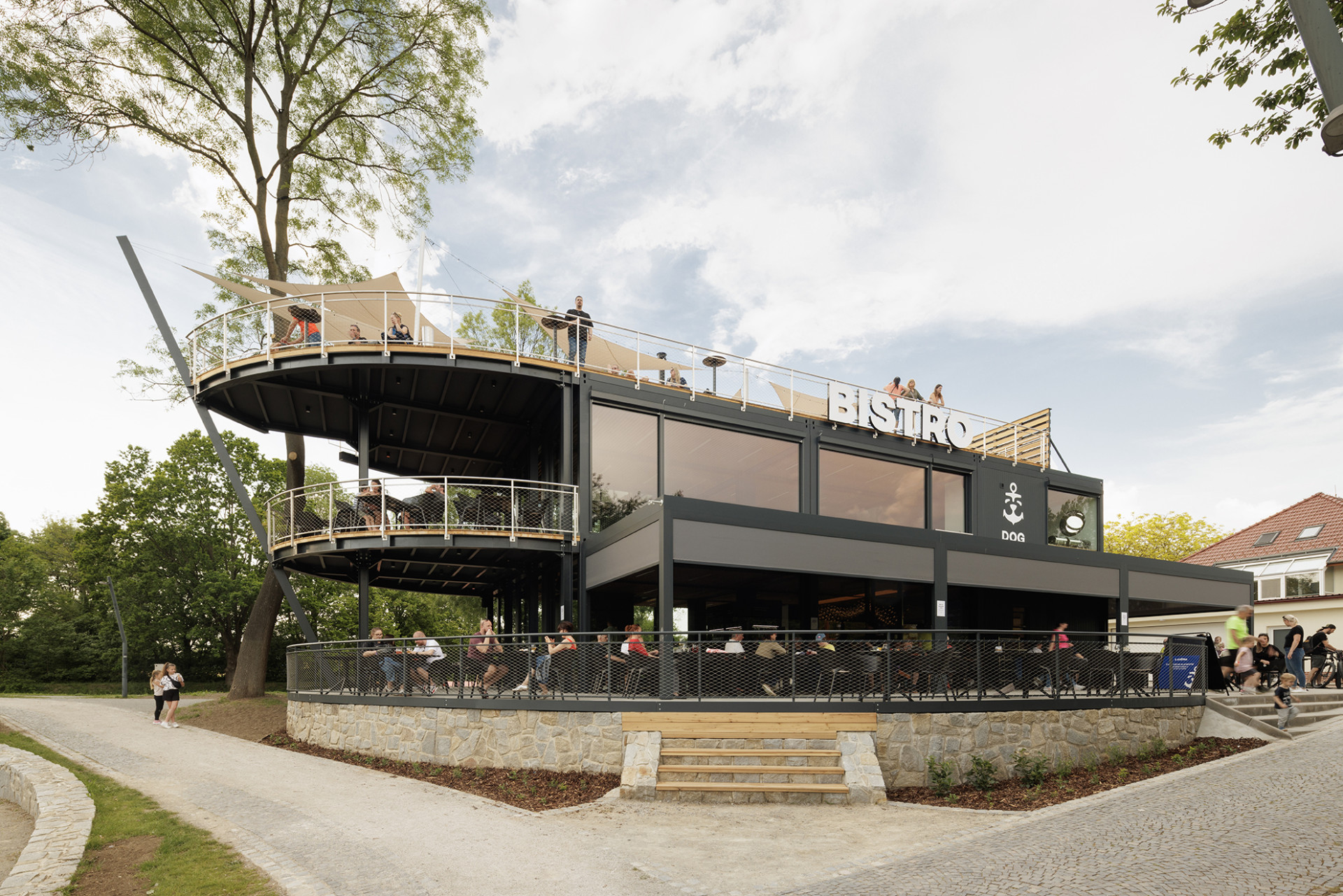 Ve Veselí nad Moravou vzniklo nové Bistro Dog in Dock podobající se lodi. Navrhlo ho architektonické studio Black n’Arch, postavené je z modulů.