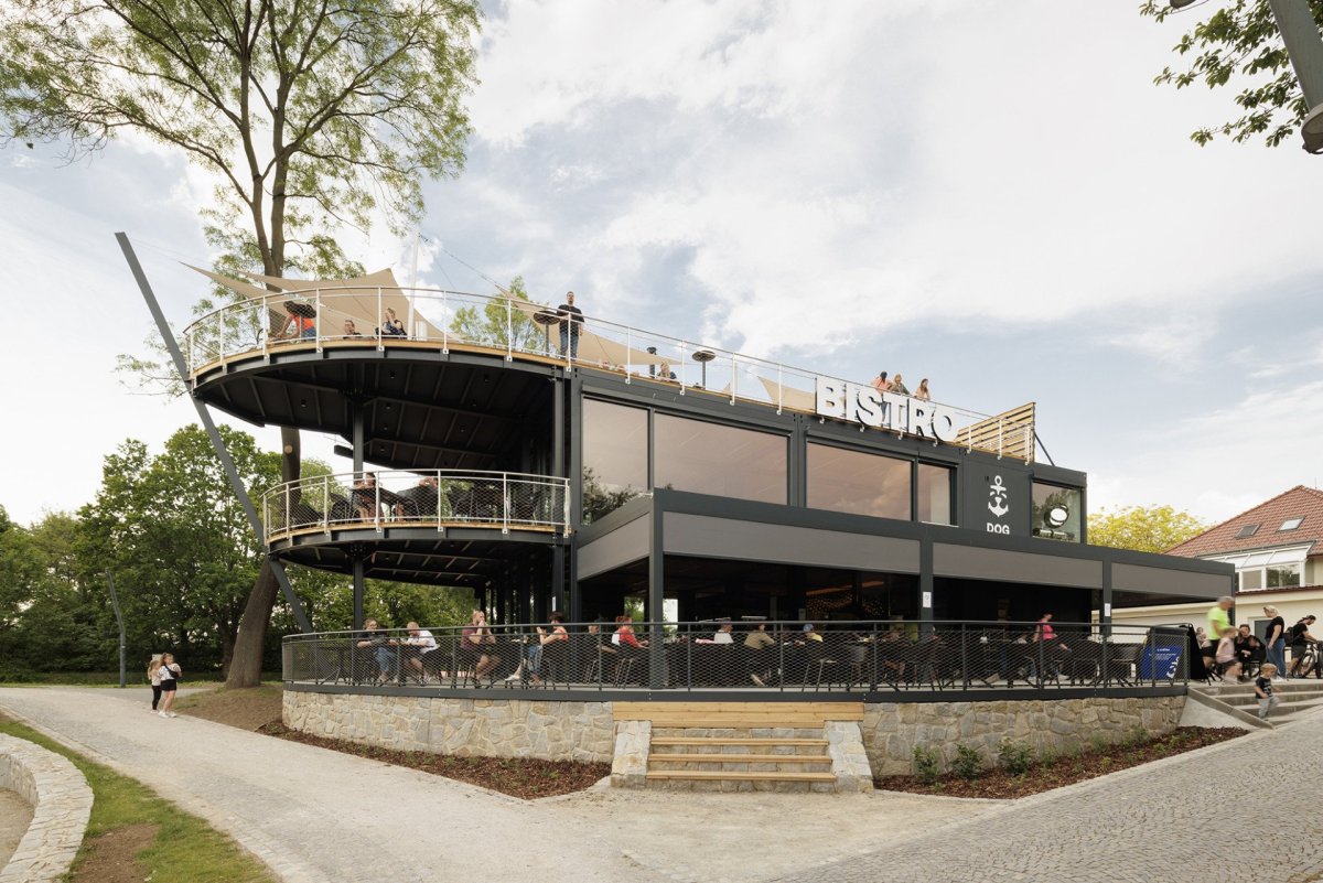 Ve Veselí nad Moravou vzniklo nové Bistro Dog in Dock podobající se lodi. Navrhlo ho architektonické studio Black n’Arch, postavené je z modulů.