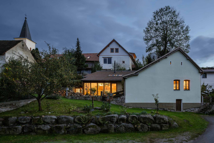 Novostavba přirozeně sedí ve svahu v zahradě a skoro se tváří, jakoby tam byla odjakživa. Vnitřní uspořádání bytu je překvapivé a vnoučata se tam nejspíš nikdy nenudí. 