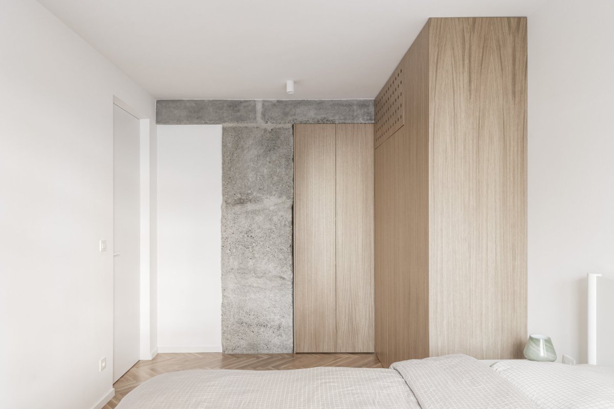 Materiálové řešení vychází z kontrastu syrových a přírodních prvků. (Rekonstrukce bratislavského panelového bytu; Abrama architekti)