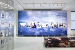 Také na mobiliáři jsou velkoformátové tisky fotografií. (Výstava Libuše Jarcovjaková, ateliér AnnaMAT)