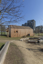 Většinu času děti tráví venku. V areálu mají stoly s lavičkami, místo, kde se ráno shromažďují pro ranní kruh, pískoviště, ohniště a pěstitební záhony. (Lesní třída Větvíci na Žižkově od ateliérů Terra Florida a Jasné)