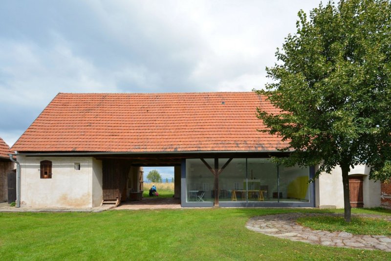 under-construction architects, Ateliér zasunutý do stodoly – foto