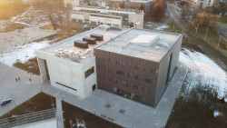 City Campus Ostrava, Klastr umění, KANIA a.s.: Pohled na Klastr umění z nadhledu. Vyšší kvádr obsahuje výukové místnosti orientované okolo atria