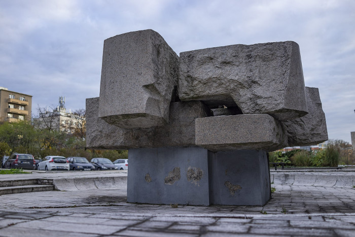 Kamenná plastika (1969) u budovy bývalého Chemapolu v Praze