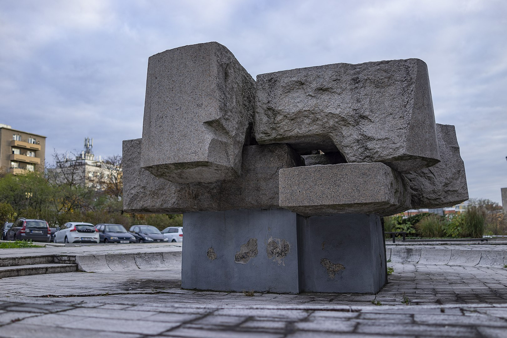 Kamenná plastika (1969) u budovy bývalého Chemapolu v Praze