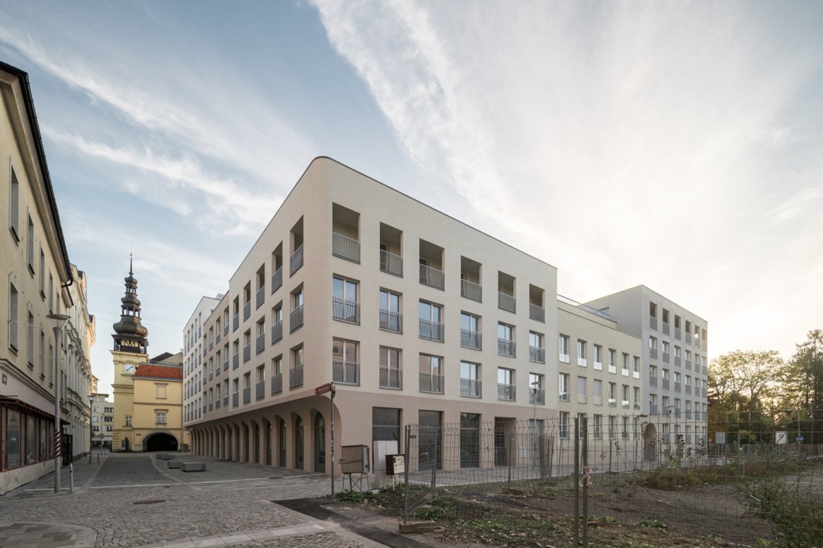 Většina ulic okolo bloku je pěšími zónami. (Bytový dům Nové Lauby v Ostravě, ateliér znamení čtyř - architekti)