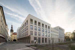 Většina ulic okolo bloku je pěšími zónami. (Bytový dům Nové Lauby v Ostravě, ateliér znamení čtyř - architekti)