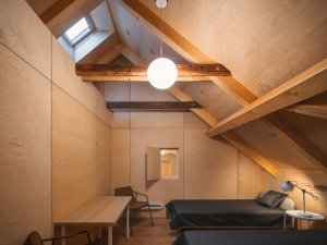 Ubytování v patře (Komunitní centrum v bývalé stodole, studio Raketoplán)