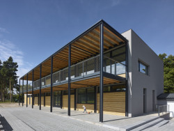 Kabiny FK Klánovice, 20-20-ARCHITEKTI: Fotbal je víc než sport – a hřiště je na vesnici možná důležitější než náves. V Klánovicích si na fotbalové hřiště pořídili nové kabiny – a pozvali si na ně dokonce architekty