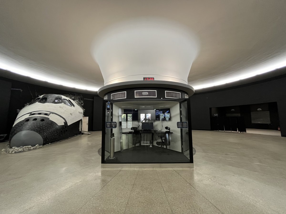 Záběr z foyer, které je vyčištěné od starých nánosů. (Planetárium Planetum, collcoll)
