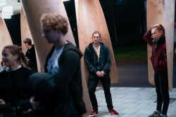 Natočením opěrných prvků dochází k sociálním interakcím. (Autobusová zastávka Umeå Universum, Rombout Frieling lab + RISE)