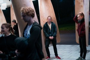Natočením opěrných prvků dochází k sociálním interakcím. (Autobusová zastávka Umeå Universum, Rombout Frieling lab + RISE)