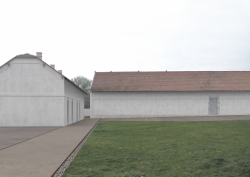 Památník tří obdojů, pohled do dvora, Walbert Schmirler.