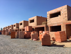 Nejlepší je stavět s cihlami, kterými v jednom kroku vyřešíte jak zdění obvodových stěn, tak tepelnou izolaci