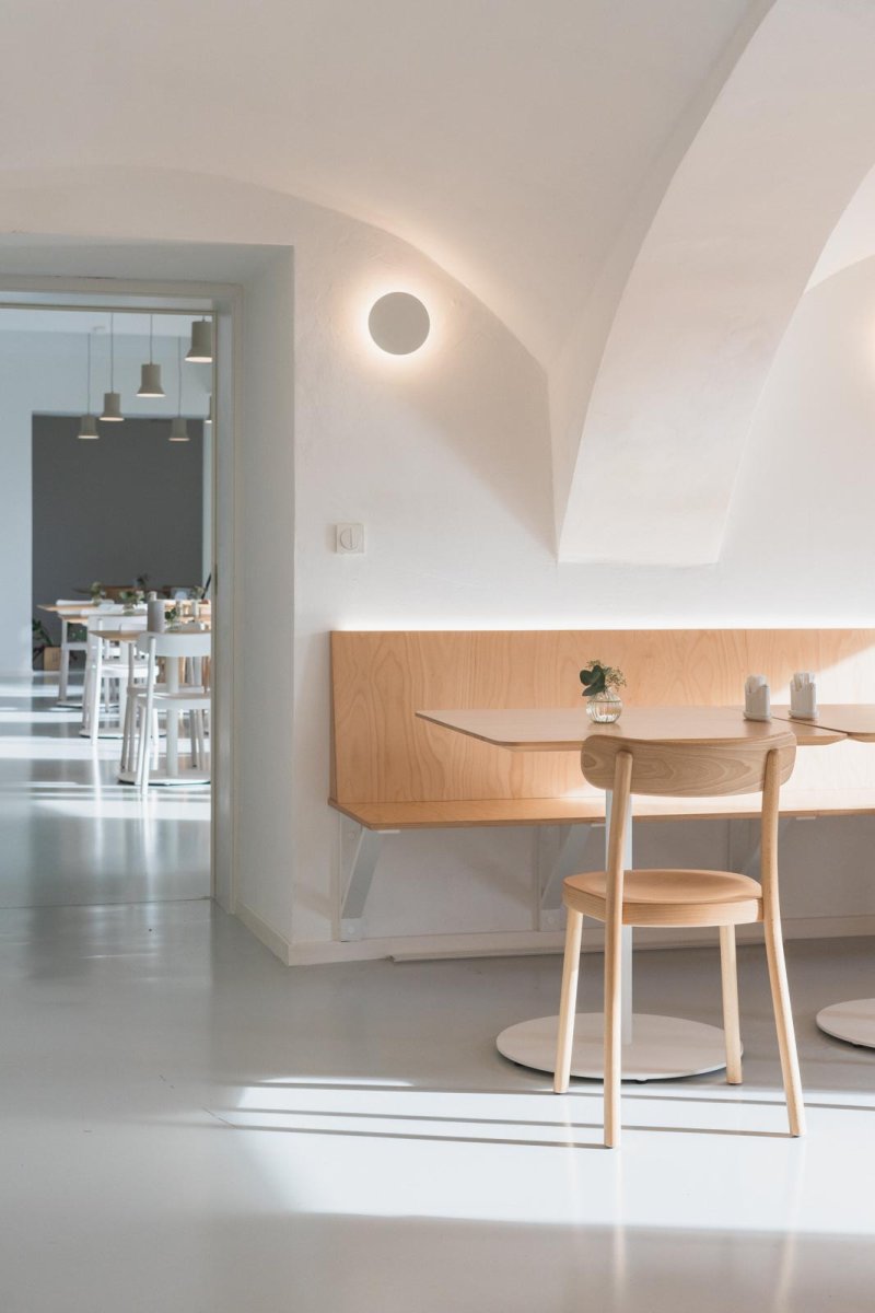 Pohled od interiéru restaurace Blatenský dvůr (Interiér restaurace Blatenský dvůr, Dominik Cvrček)