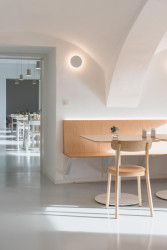 Pohled od interiéru restaurace Blatenský dvůr (Interiér restaurace Blatenský dvůr, Dominik Cvrček)