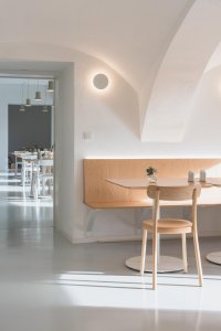 Pohled od interiéru restaurace Blatenský dvůr (Interiér restaurace Blatenský dvůr, Dominik Cvrček)