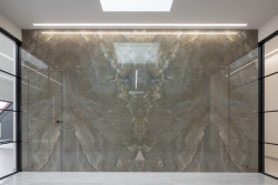 Obložení stěny onyxovým mramorem nenarušují ani dveře; unikátní konstrukce dveří MASTER umožňuje na jejich opláštění použít stejný materiál.