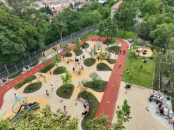 Prostor pro děti a dospělé je protkán různorodými herními prvky a kvalitním mobiliářem od společnosti mmcité.