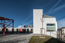 Mjölk architekti, Palmovka Jihlava / Rekonstrukce části průmyslového areálu Jihlavan, boční pohled na parking, hlavní vstup do objektu a fasádu s oknem – foto