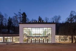 Prosklené průčelí haly Vincentka - tam pramení největší bohatství Luhačovic. Foto: RAKO