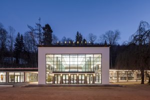 Prosklené průčelí haly Vincentka - tam pramení největší bohatství Luhačovic. Foto: RAKO