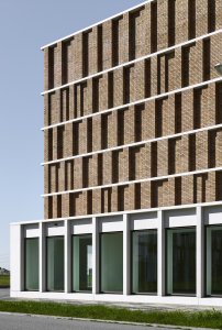 Městský Archiv Delft, Office Winhov, Gottlieb Paludan Architects: Čítárny a kavárna v parteru poskytují návštěvníkům příjemné místo ke studiu archivních materiálů