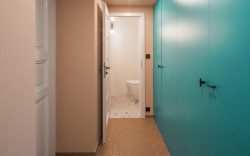 Garsonka "U Výstaviště" v Praze-Holešovicích, DesignPro: Pohled do chodby se vstupem na WC