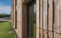 Budova dostala velká okna, kanceláře jsou tak prosvětlené. (Administrativní budova Fortemix v Paskově od PROJEKTSTUDIO)