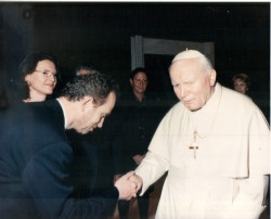 S papežem  Janem Pavlem II při otevření Jubilejního kostela v Říme, v pozadí manželka Eva Eisler.