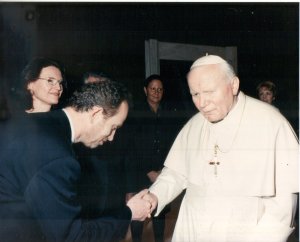 S papežem  Janem Pavlem II při otevření Jubilejního kostela v Říme, v pozadí manželka Eva Eisler.