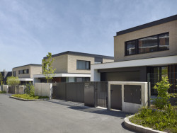 Horní patra vil jsou navíc obložena keramickými pásky ve dvou odstínech.